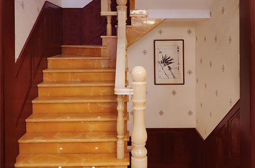 栖霞中式别墅室内汉白玉石楼梯的定制安装装饰效果